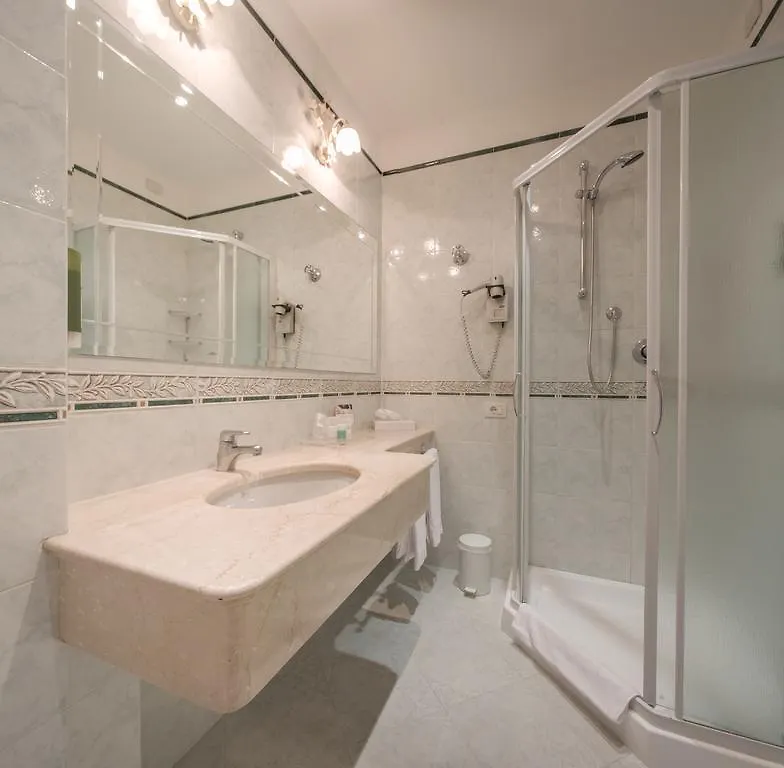 Hotel Spiaggia d'Oro - Charme&Boutique Salò 4*,